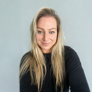 headshot of Dr. Jenn, female chiropractor in Oakville